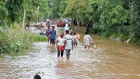 পাহাড়ি ঢলে তলিয়ে যাচ্ছে রাস্তাঘাট, ভোগান্তিতে দুই লাখ মানুষ  
