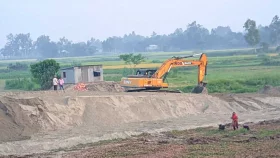 প্রতিদিন কয়েক শ ট্রাক মাটি বেচেন ছাত্রলীগ নেতা