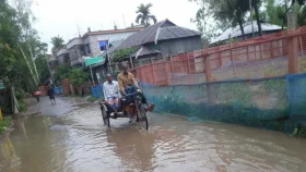 অল্প বৃষ্টিতেই সড়ক হয়ে যায় খাল