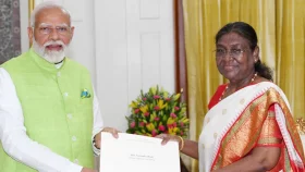 প্রধানমন্ত্রীর পদ থেকে পদত্যাগ করলেন মোদি