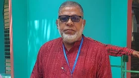 সাংবাদিক কার্ড গলায় ঝুলিয়ে নির্বাচনের কেন্দ্রে কাউন্সিলর
