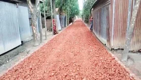 সড়ক নির্মাণে নিম্নমানের খোয়া, ঠিকাদার আওয়ামী লীগ নেতা