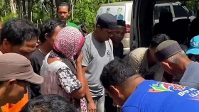 বাজারে যাওয়ার পথে নারীকে আস্ত গিলে ফেলল সাপ