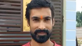 প্রিয় দলের জন্য আঙুল কেটে মন্দিরে উৎসর্গ করলেন যুবক