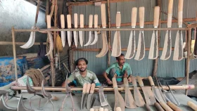 ব্যস্ততা বেড়েছে কামারপাড়ায়