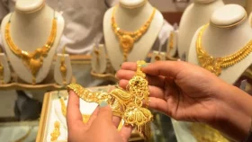 দুই দফা বেড়ে কমল সোনার দাম