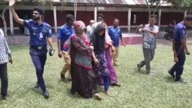 বিদ্যালয়ে ঢুকে ছাত্রীদের এলোপাতাড়ি ছুরিকাঘাত