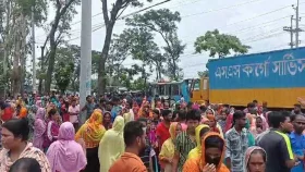 বকেয়া বেতনের দাবিতে ঢাকা-চট্টগ্রাম মহাসড়ক অবরোধ