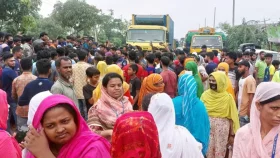 বেতনের দাবিতে পোশাক শ্রমিকদের মহাসড়ক অবরোধ, যানজট