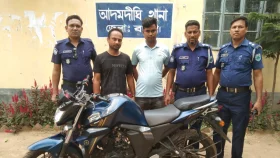 চোরাই মোটরসাইকেল বেচাকেনার সময় আটক ২