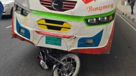 বাইক আরোহীকে চাপা দিয়ে টেনে নিয়ে গেল বাস