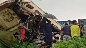 কাঞ্চনজঙ্ঘা এক্সপ্রেসে মালবাহী ট্রেনের ধাক্কা, নিহত ৫, আহত ৩০