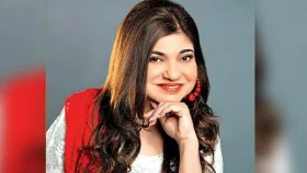 কানে শুনছেন না অলকা ইয়াগনিক!