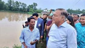 মৌলভীবাজারে বন্যাকবলিত এলাকা ঘুরে দেখলেন কৃষিমন্ত্রী