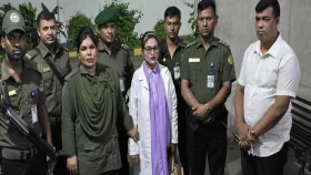 অ্যাপ্রোন পরে গাইনি ওয়ার্ডে ঘোরাঘুরি, তরুণী আটক