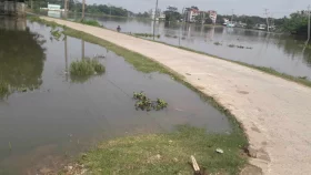 বন্যার পানি কমলেও বেড়েছে দুর্ভোগ