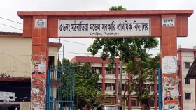 প্রধান শিক্ষককের বদলি ঠেকাতে অভিভাবকদের গণ স্বাক্ষর, সহকারী শিক্ষককের বাধা