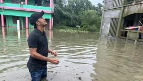 বন্যার্তদের খোঁজ নিতে পানিতে নেমে পড়লেন ব্যারিস্টার সুমন