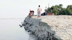 সিরাজগঞ্জে যমুনার পানি বাড়ছেই, নিঃস্ব বহু পরিবার