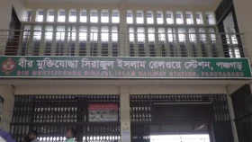 বগি লাইনচ্যুত, ধাক্কায় ভাঙল বিএডিসির সীমানা প্রাচীর