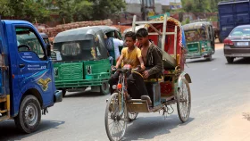 চালকদের সঙ্গে কুলিয়ে উঠতে পারছেন না পুলিশ