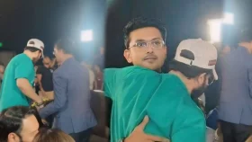 পা ছুঁয়ে সালাম করতেই শুভকে বুকে জড়িয়ে ধরলেন শাকিব খান