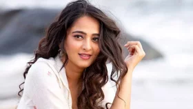 &lsquo;হাসি রোগ&rsquo;&ndash;এ আক্রান্ত আনুশকা শেঠি