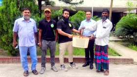 জীবিত রাসেলস ভাইপার ধরে প্রশাসনের কাছে হস্তান্তর
