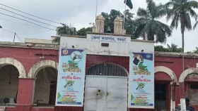 কারাগারের ছাদ ফুটো করে আসামি পালানোয় ৩ কারারক্ষী বরখাস্ত
