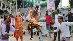 যাবজ্জীবন শাস্তি চেয়ে বেনজীর-মতিউরের কুশপুতুল দাহ