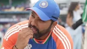 বিশ্বকাপ জিতে রোহিত খেলেন পিচের &lsquo;মাটি&rsquo;