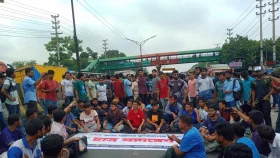 কোটা বাতিলের দাবিতে বিক্ষোভ, ঢাকা-আরিচা মহাসড়ক অবরোধ