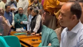হত্যার হুমকির কথা প্রধানমন্ত্রীকে জানালেন ব্যারিস্টার সুমন