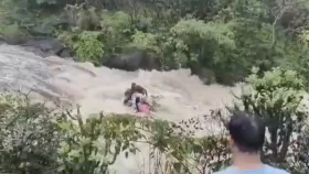 চোখের সামনে ঝর্ণার পানিতে ভেসে গেল একই পরিবারের ৫ জন