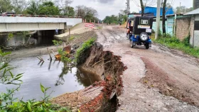 ভুল নকশায় ব্রিজ নির্মাণ, ভাঙছে এলজিইডির সড়ক