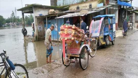 সুনামগঞ্জে বন্যার পানি কমেছে, কাটেনি আতঙ্ক