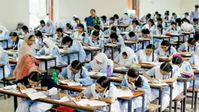পড়া ছেড়ে প্রশ্নের খোঁজে শিক্ষার্থীরা