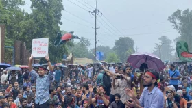 কোটা বাতিলের দাবিতে ঢাকা-রাজশাহী মহাসড়ক অবরোধ