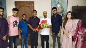 দায়িত্ব পেয়েই আ. লীগ নেতাদের কাছে ফুল নিয়ে ছুটে গেলেন অধ্যক্ষ