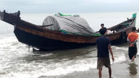২ সেনাসহ মিয়ানমারের ট্রলার ভিড়ল সেন্টমার্টিনে