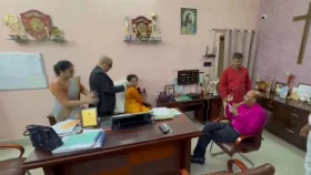 চেয়ার না ছাড়ায় নারী প্রিন্সিপালকে ক্ষমতাচ্যুত করার ভিডিও ভাইরাল