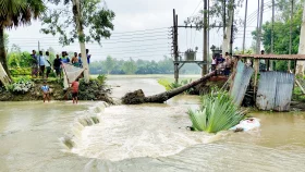 পানির চাপে ভেঙে গেছে রাস্তা, দুর্ভোগে ১৫ হাজার মানুষ&nbsp;