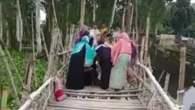 ভাঙা সাঁকোতে সন্তান প্রসব!