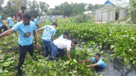 খাল পরিস্কার করলেন মেয়র, ভিডিও কলে দেখলেন আইনমন্ত্রী
