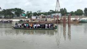 ৭ বছরেও নির্মাণ হয়নি সেতু, ঝুঁকি নিয়ে কীর্তিনাশা নদী পার