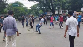 মহাসড়ক অবরোধ করে ফুটবল খেলায় মেতেছে ইবি শিক্ষার্থীরা