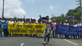কোটা বাতিলের দাবিতে ঢাকা-আরিচা মহাসড়ক অবরোধ