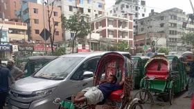 কোটাবিরোধী আন্দোলন: রাস্তায় ঘুম রিকশাচালকের