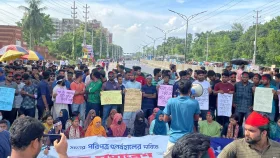 কোটা বাতিলের দাবিতে ঢাকা-আরিচা মহাসড়ক অবরোধ