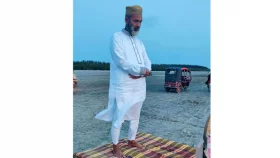 নামাজ বাদ দেন না তিনি, তবে জড়িত প্রশ্নফাঁসে